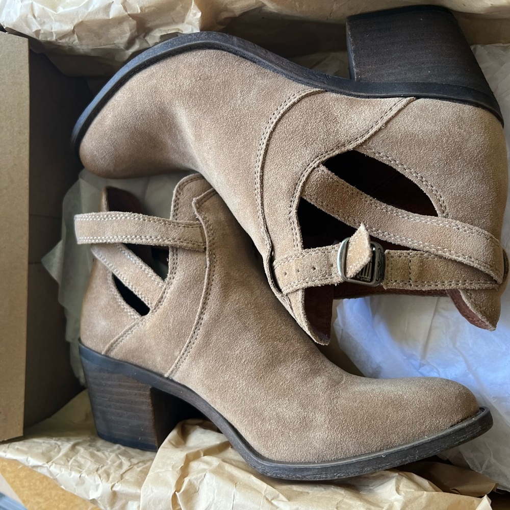 LUCKY BRAND ☘️ ANKLE BOOTS! Size 7 they are suede and taupe in color!